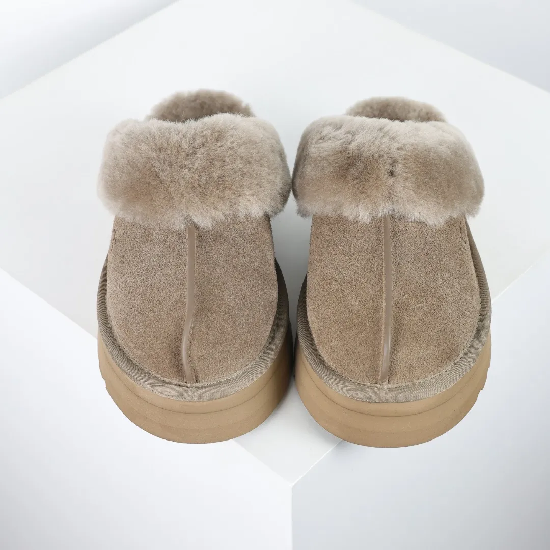 Pick up locally 💰520, the core recommendation is good price UGG Coquette three-layer thickened lazy slippers, popular Xiaohongshu style, Henan Longfeng leather production, sheepskin and wool integration, top quality in the market, 2-3 cm cashmere insole, keeping warm in winter, suitable for home use. In the new year, uug launched a style series, which is partially geared towards the preferences of young consumers, and has also been at the forefront of fashion trends. Shoe body material, water-repellent coated suede upper 17mm UGGPURE™ implanted wool insole Lightweight non-slip comfortable rubber outsole With brand LOGO Trademark Comes with full packaging Size: 35 36 37 38 39 40